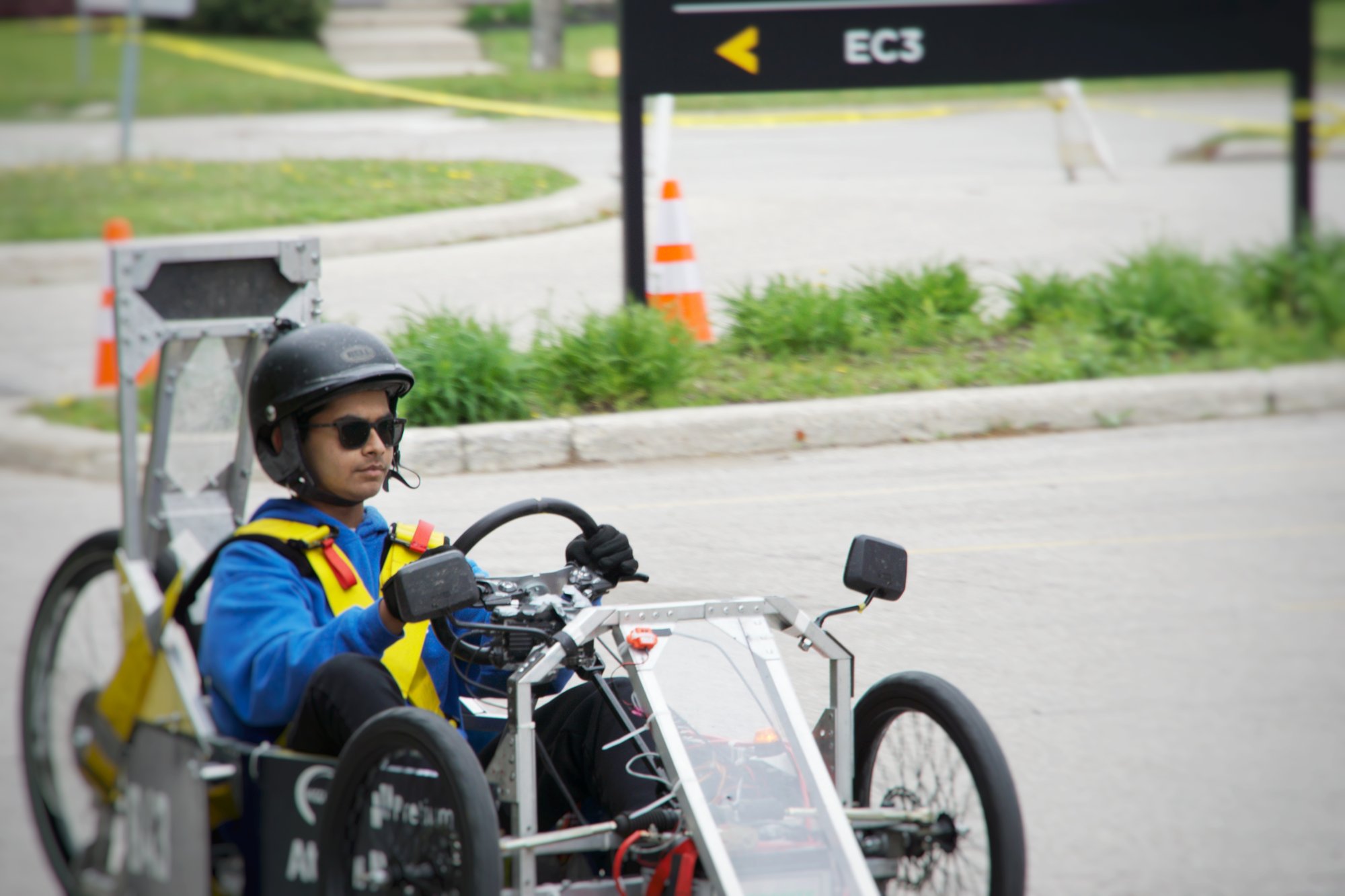 The driver of car 843 mid-corner at the EC3 turn